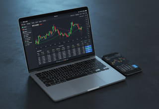 Monitoreo de actividad — seguimiento del historial de operaciones y del rendimiento de los fondos